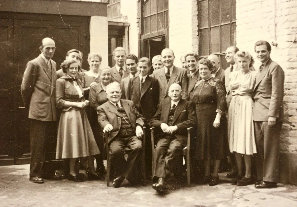 Historische Gruppenaufnahme der Familie und Belegschaft Bolder