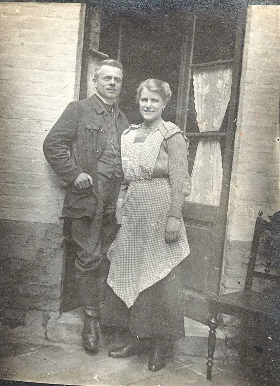 Hermann Bolder mit seiner Frau Margarete vor dem Ladeneingang