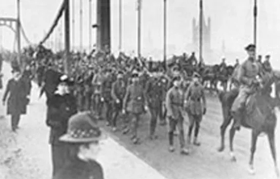 Historische Aufnahme heimkehrender Soldaten in Köln