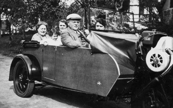 Familie Bolder in einem offenen Automobil der 1920er Jahre