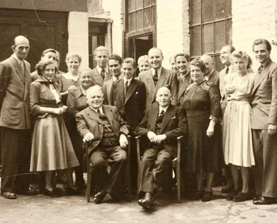 Gruppenbild der Familie und Belegschaft Bolder nach dem Krieg