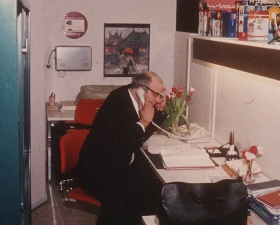 Hermann-Josef Bolder am Schreibtisch im Betriebsbüro