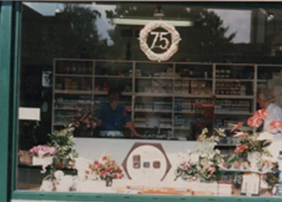Schaufenster mit dem Jubiläumszeichen „75“ zum 75-jährigen Bestehen