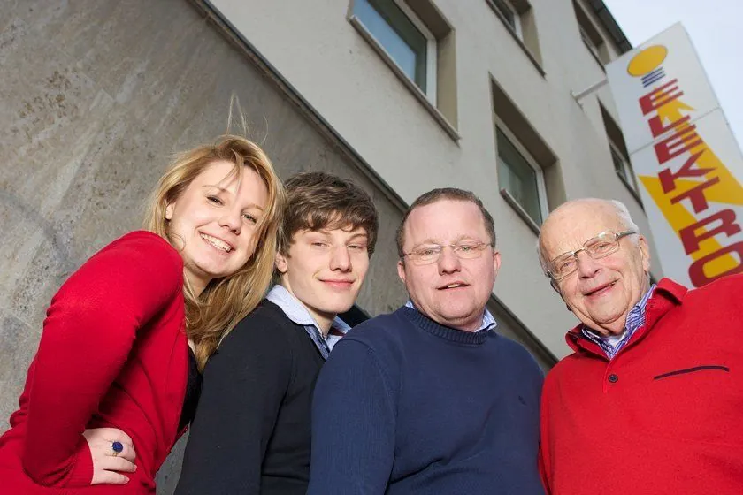 Familie Bolder vor dem Ladengeschäft in der Alten Wallgasse
