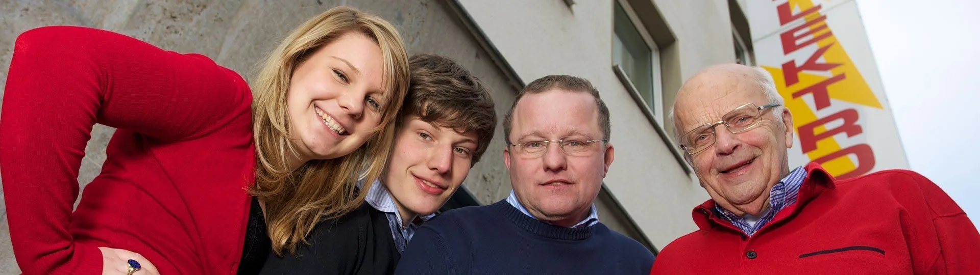 Familie Bolder vor dem Ladengeschäft in der Alten Wallgasse