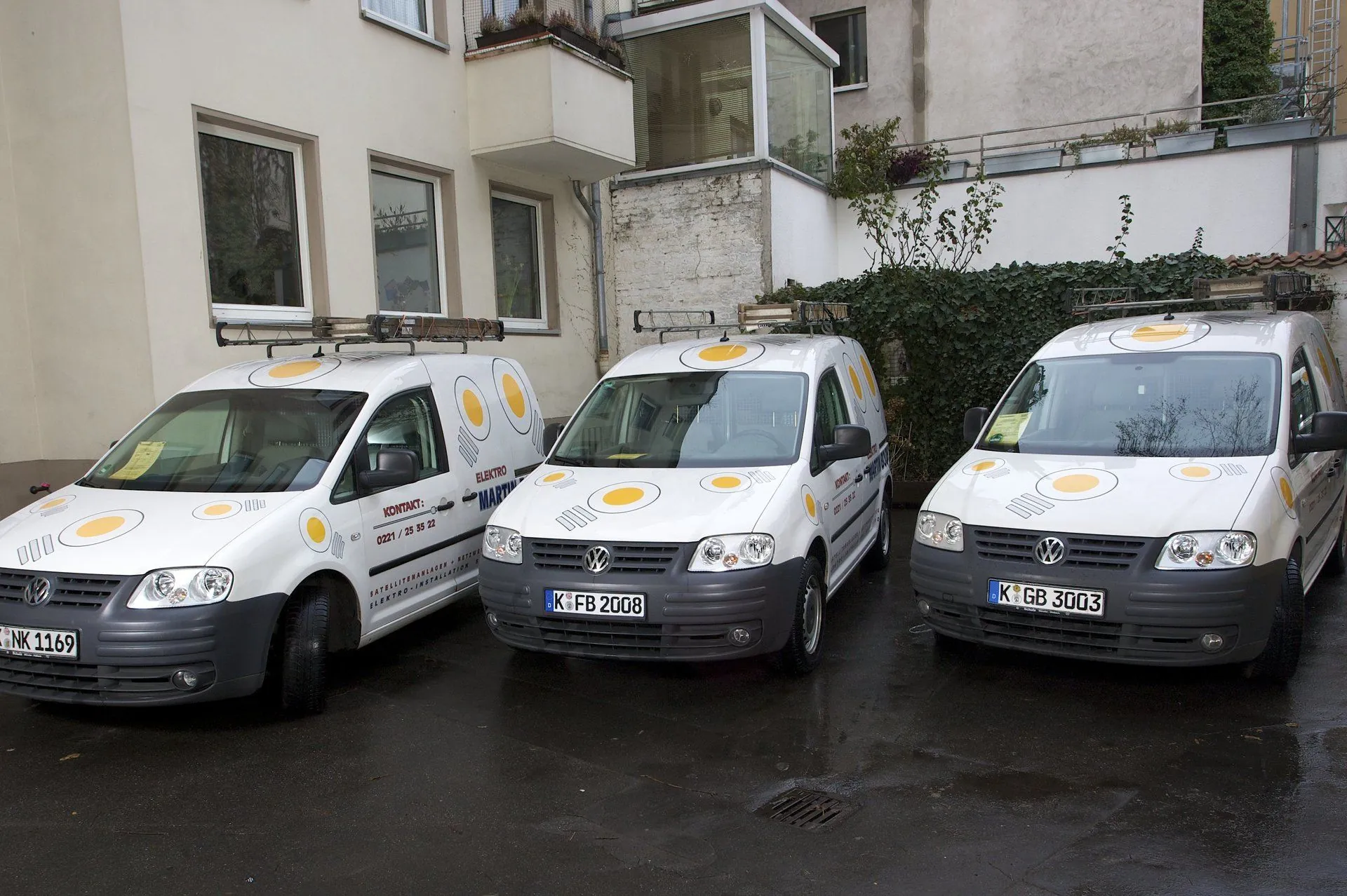 Drei Montagefahrzeuge von Elektro Martin Bolder im Hof an der Alten Wallgasse