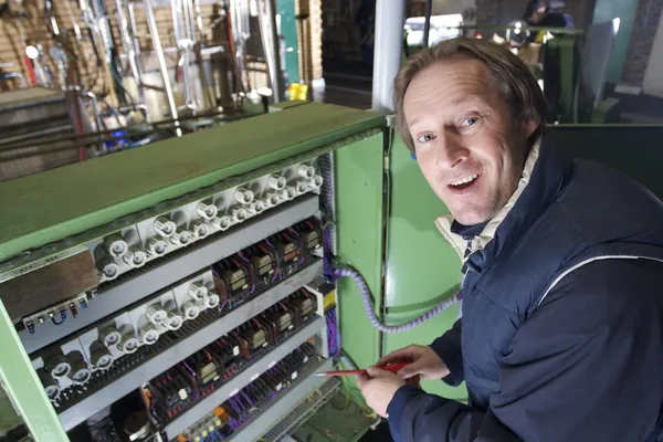 Arbeit an einer historischen grünen Schaltanlage