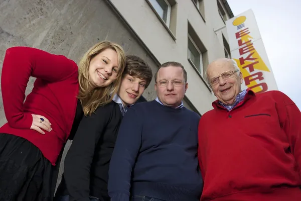Familie Bolder vor dem Ladengeschäft