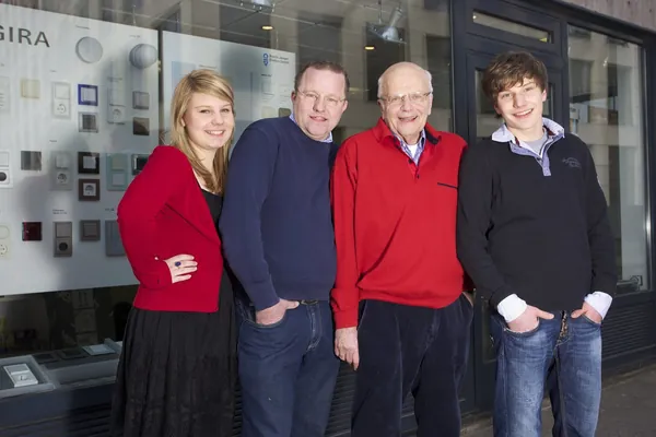 Familie Bolder vor der Schalter-Ausstellung im Schaufenster