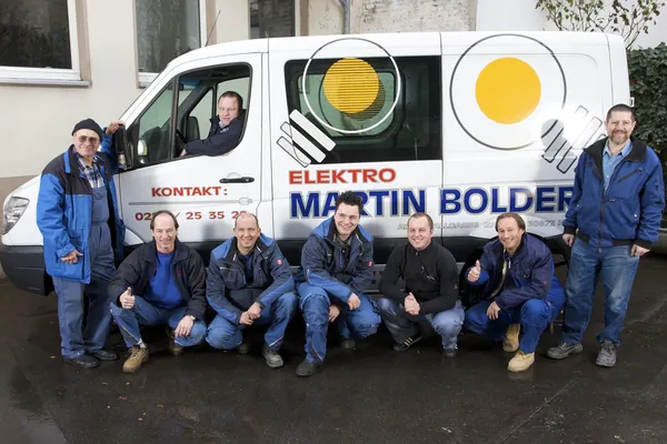 Team vor einem Fahrzeug mit dem Schriftzug Elektro Martin Bolder