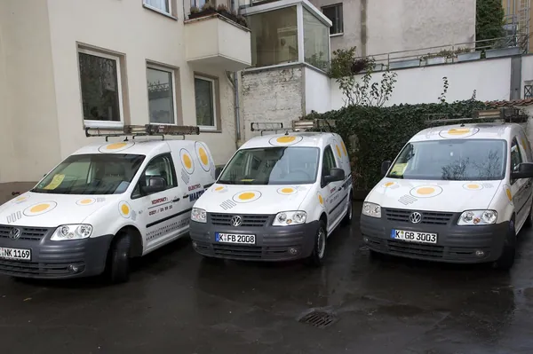 Drei Montagefahrzeuge im Hof der Alten Wallgasse