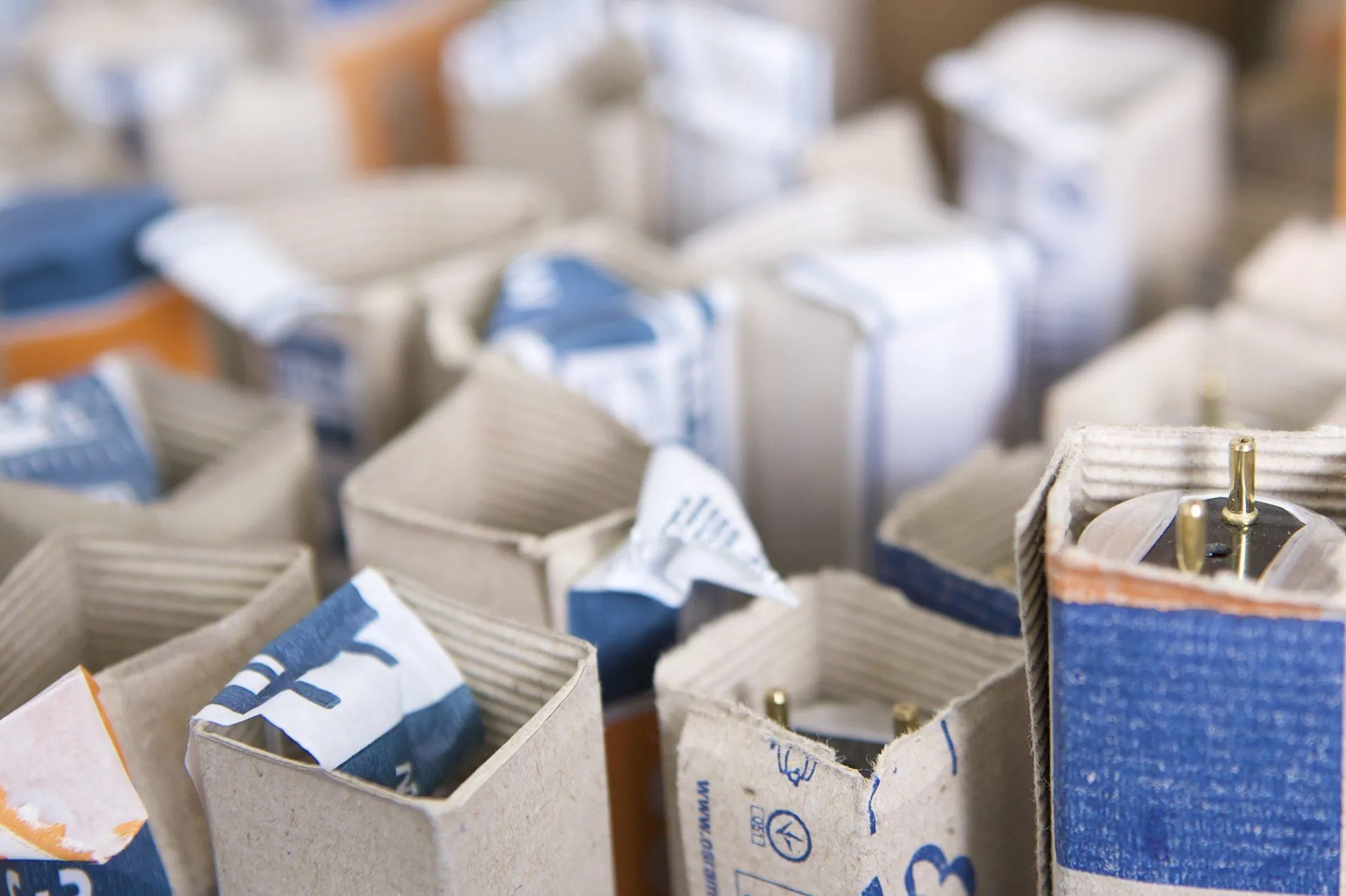 Geöffnete Kartons mit Installationsmaterial im Lager
