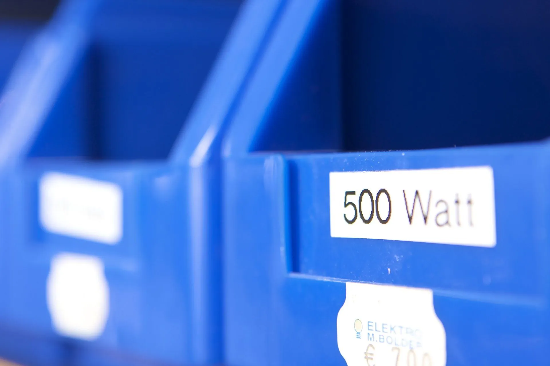Beschrifteter Lagerkasten mit der Aufschrift „500 Watt“
