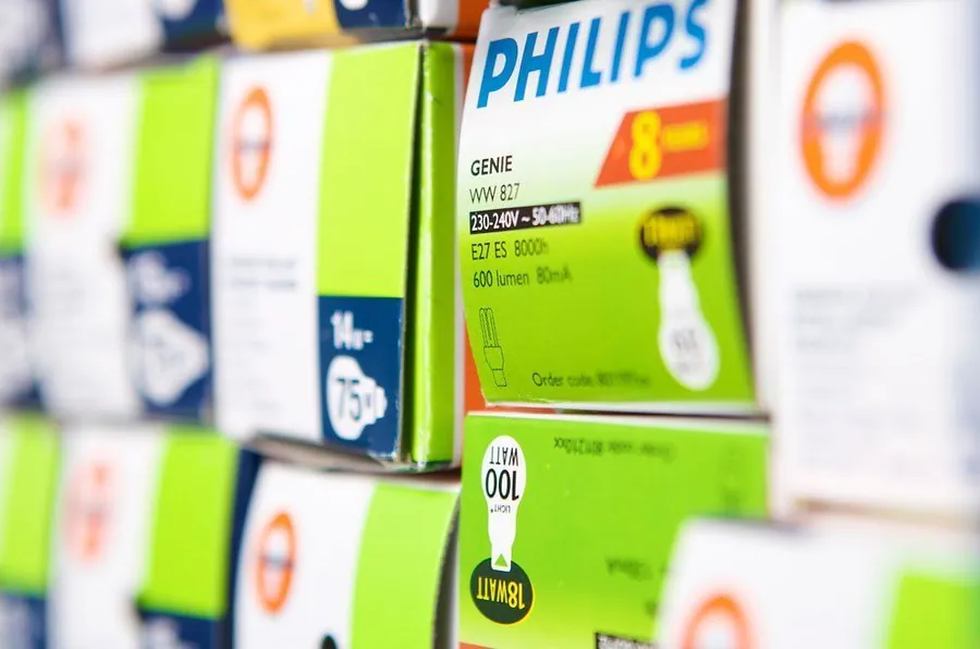 Leuchtmittel in Verkaufsverpackungen im Regal des Ladengeschäfts