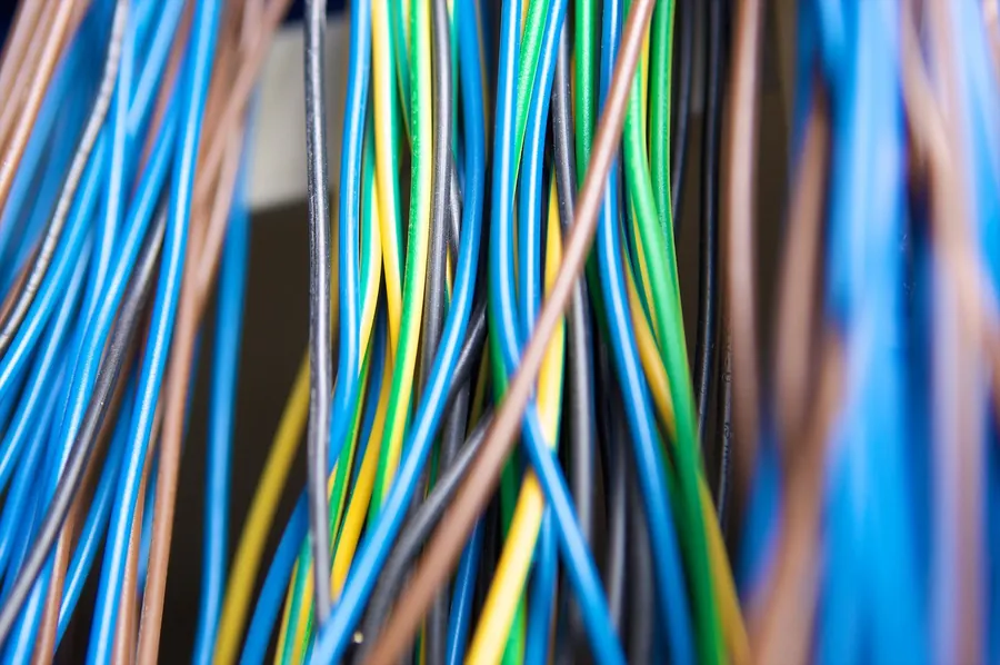 Bündel farbiger Datenleitungen in einem Verteiler