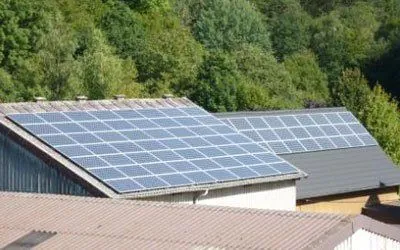 Photovoltaikmodule auf dem Dach eines landwirtschaftlichen Gebäudes