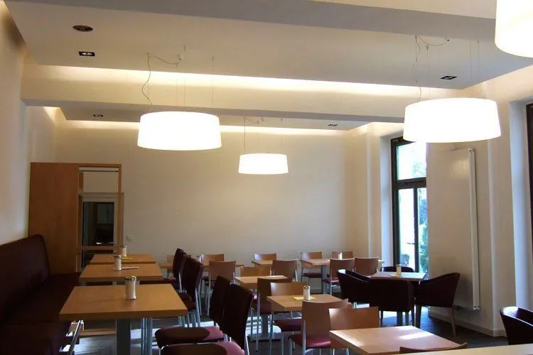 Sitzgruppen im Refektorium mit abgehängter Lichtdecke