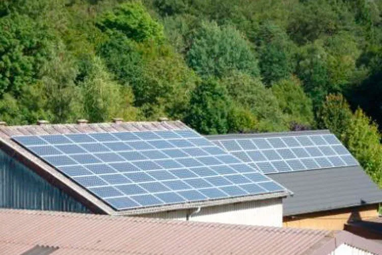Solarmodule auf zwei Dachflächen des landwirtschaftlichen Betriebs