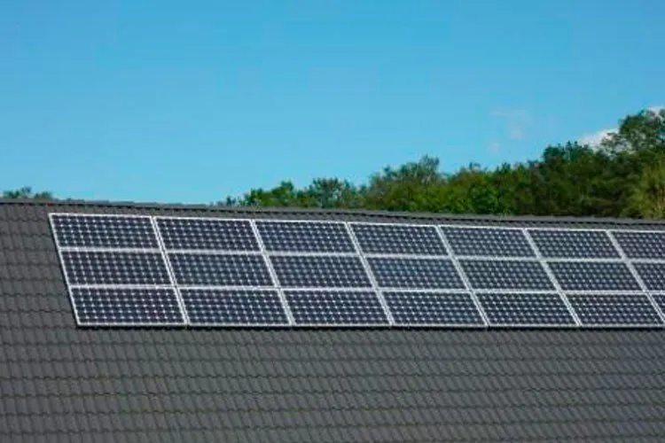 Solarmodulfeld auf dem Scheunendach
