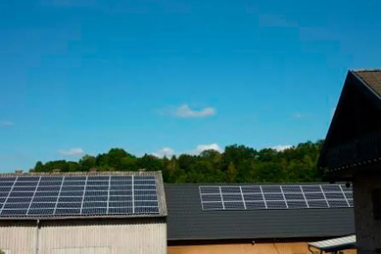 Photovoltaikanlage auf dem Dach eines Wirtschaftsgebäudes