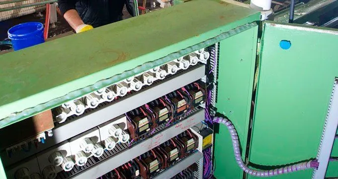 Detail der grünen Schalttafel mit alten Beschriftungen