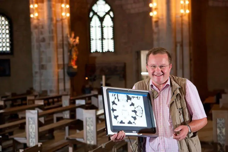Touchscreen mit dem Grundriss von St. Gereon im Kirchenraum