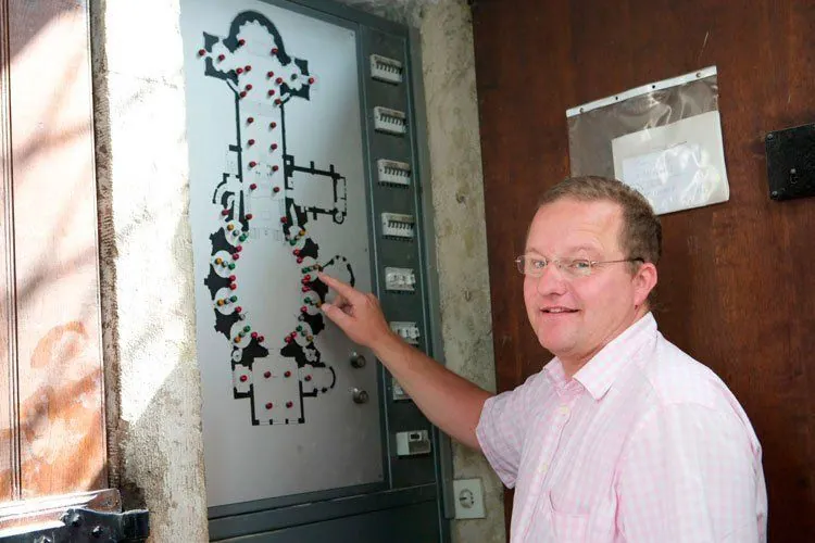 Bedienung der Lichtsteuerung am Wandtableau der Kirche