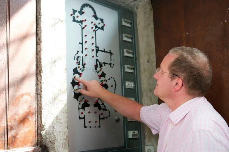 Wandtableau mit Grundriss und Schaltern für die Lichtszenen