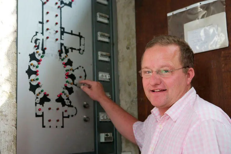 Abruf einer gespeicherten Lichtszene am Wandtableau