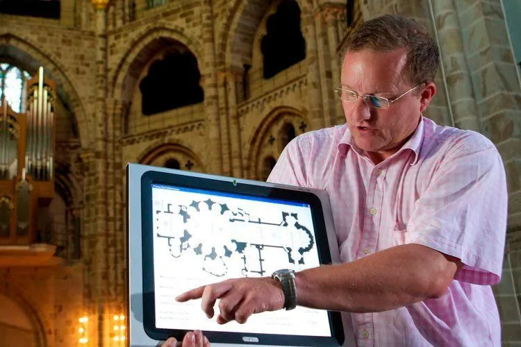 Auswahl einer Lichtszene auf dem Touchscreen im Kirchenschiff