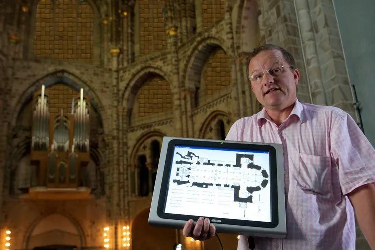 Touchscreen mit Grundriss vor der Orgel von St. Gereon
