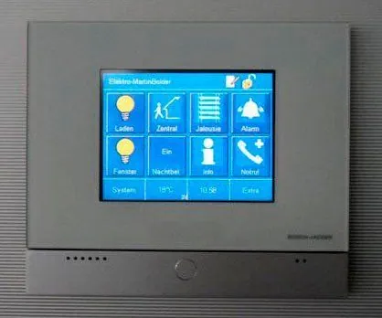 Wandbedienpanel mit Touchscreen für Licht, Jalousien und Alarm