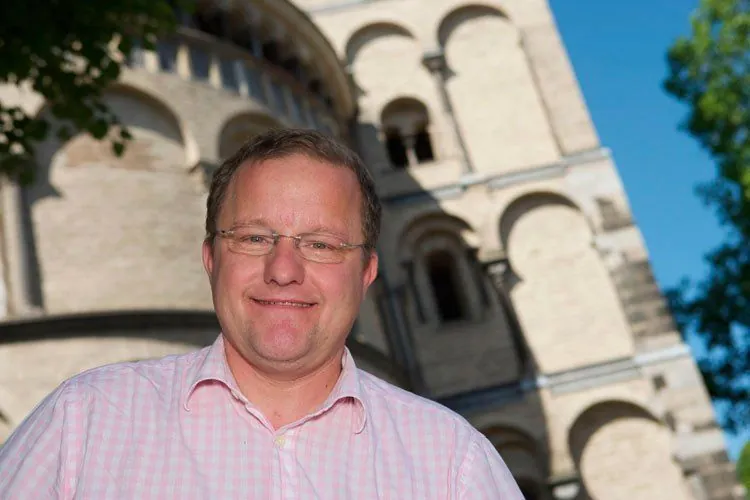 Martin Bolder vor der romanischen Kirche St. Gereon in Köln